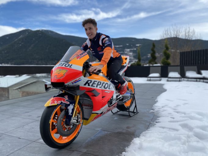 Pol Espargaró recibe a su nueva Repsol Honda en casa: “Mucho trabajo para verla con este ’44′”