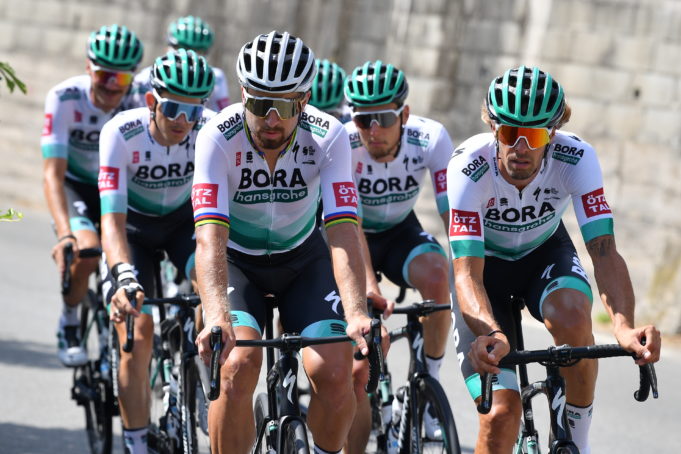 Tres ciclistas del Bora-hansgrohe, hospitalizados tras ser atropellados por un coche durante un entrenamiento