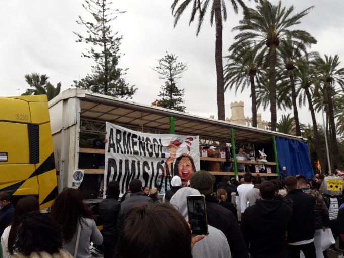 Un centenar de coches y cerca de un millar de personas llegan al Consolat de Mar para pedir reapertura de la hostelería