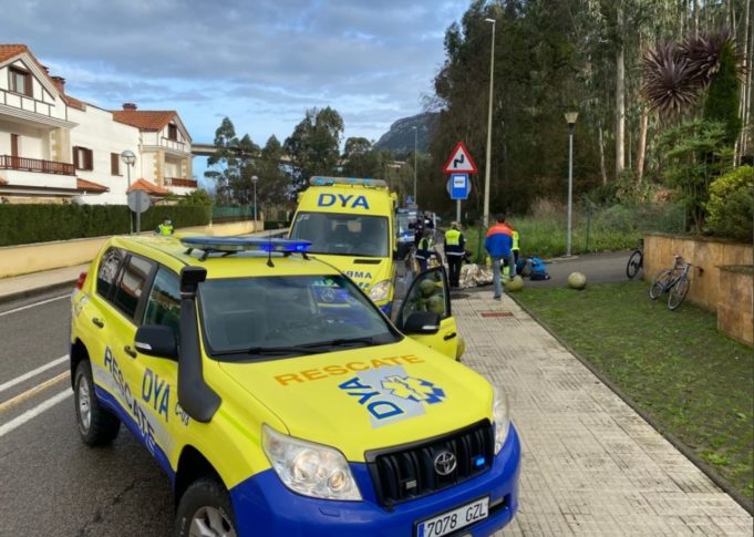 Dos ciclistas heridos tras sufrir un atropello en Guriezo