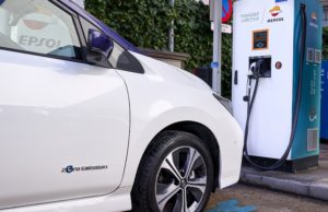 Nissan y Repsol instalarán 15 puntos de recarga rápida en estaciones de servicio en España