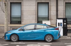 Toyota estrena en España el Prius híbrido enchufable, con 122 caballos y 45 kilómetros de autonomía