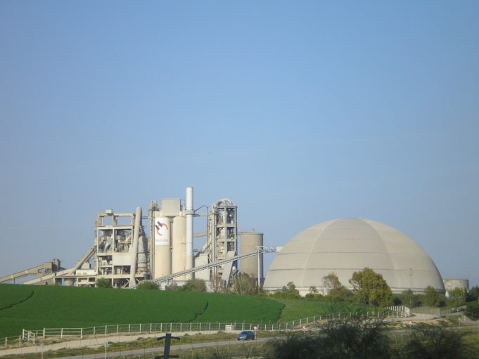 Trabajadores de Holcim realizan este sábado una manifestación en coche por las calles de Jerez