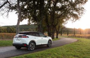 Peugeot calcula que su gama electrificada permite a sus clientes ahorrar más de 1.000 euros al año