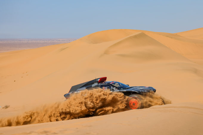 Al-Attiyah gana, Sainz se pierde y Peterhansel se despide de sus opciones