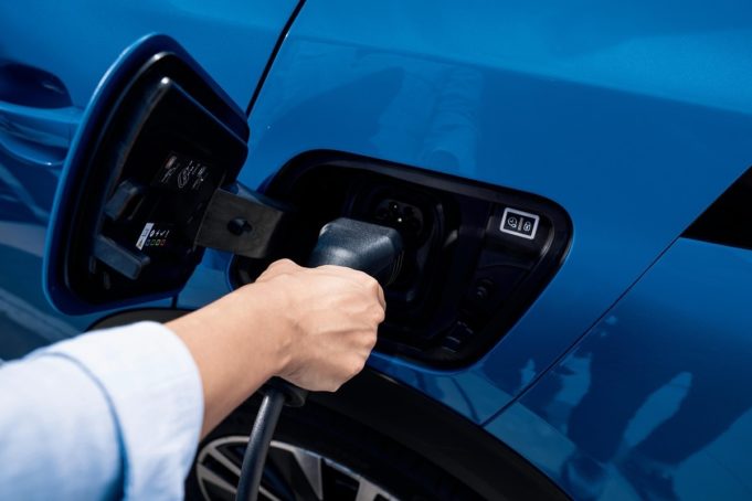 Hyundai Ioniq y Peugeot 2008, los mejores coches eléctricos por menos de 35.000 euros, según OCU