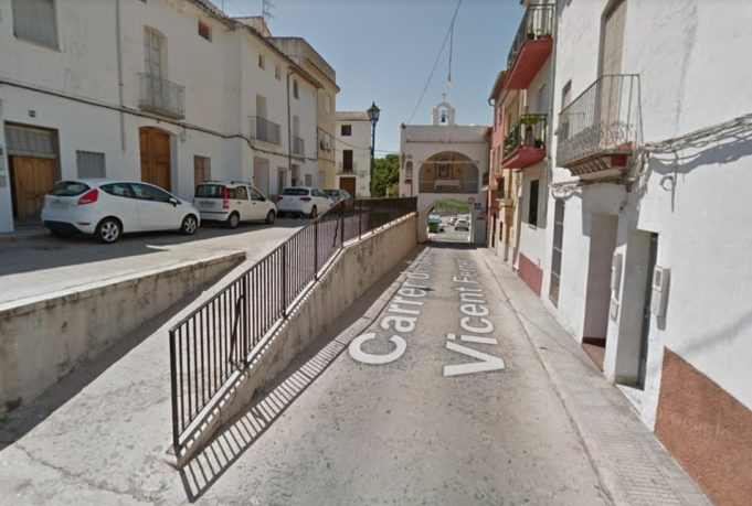 Sucesos.- Cuatro personas heridas tras caer un coche por un terraplén en Oliva