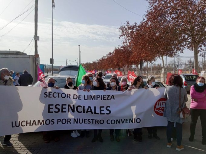 Una caravana de coches convocada por UGT recorre Córdoba reclamando el SMI para el convenio de la limpieza