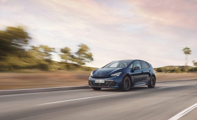 Cupra empieza a entregar en España las primeras unidades de su primer eléctrico, el Born