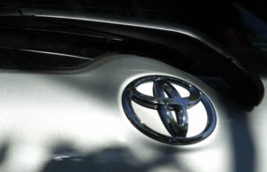 Toyota dispara un 58% su beneficio en los nueve meses fiscales, pero recorta su previsión de producción