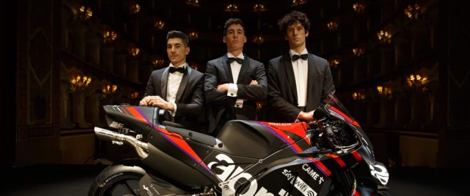 Aleix Espargaró y Viñales buscarán volar con una innovadora Aprilia RS-GP 2022