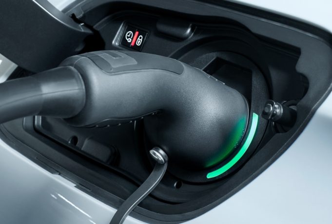 Toyota Prius y Kia Ceed Tourer, los mejores coches híbridos enchufables por menos de 35.000 euros