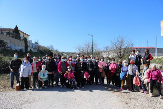 MásJaén.- Medio centenar de personas mayores participa en una ruta saludable por la Vía Verde del Aceite