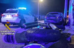 Morre un motorista tras saírse da vía e chocar contra un coche aparcado en Meaño (Pontevedra)