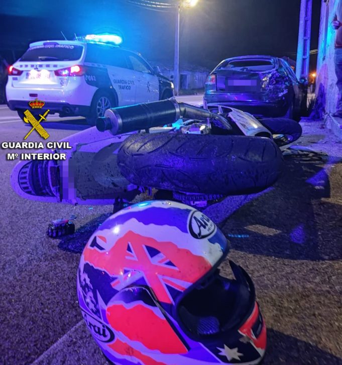 Morre un motorista tras saírse da vía e chocar contra un coche aparcado en Meaño (Pontevedra)