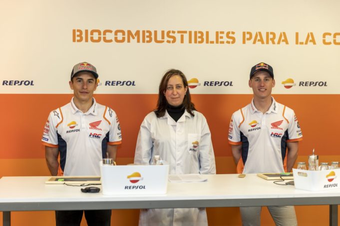 Marc Márquez y Pol Espargaró visitan el Repsol Technology Lab de Móstoles antes de viajar a Catar