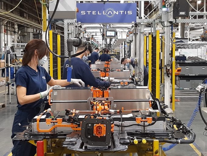 El taller de baterías de la planta de Stellantis en Figueruelas cumple un año de actividad