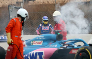 Alonso se despide de Montmeló con problemas en una sesión dominada por Hamilton