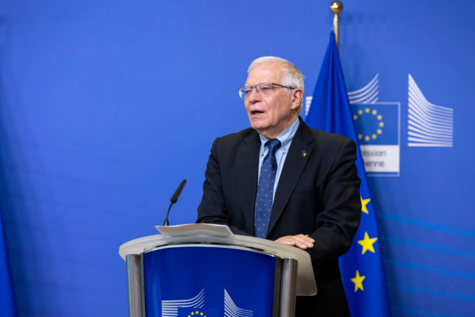 Borrell reivindica el valor de Zelenski: “No es un líder que huya escondido en un coche”