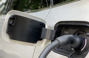 Las ventas de vehículos electrificados duplican en febrero las cifras de 2021