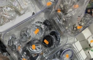 Requisados 1.500 artículos falsificados en un local de Usera, la mayoría barajas y placas de marcas de coche