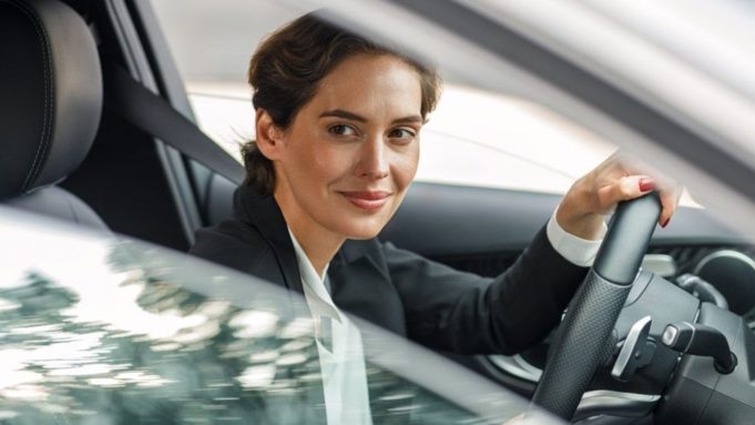 Las mujeres dedican un 4% más de su salario a comprar un coche que hace cinco años, según la EPA
