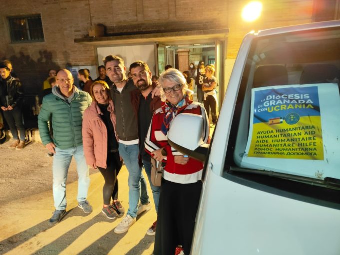 Ucrania.- Sale para Polonia una caravana de coches particulares para entregar suministros y recoger refugiados