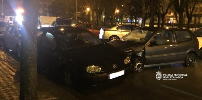 Investigada una conductora ebria tras chocar su vehículo contra tres coches estacionados en Pamplona
