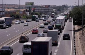 Autoescuelas piden que los conductores que se examinen con coche automático puedan conducir también uno manual