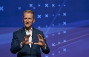 Diess (Volkswagen) ganó 10,3 millones en 2021, un 30% más por la mejora del negocio