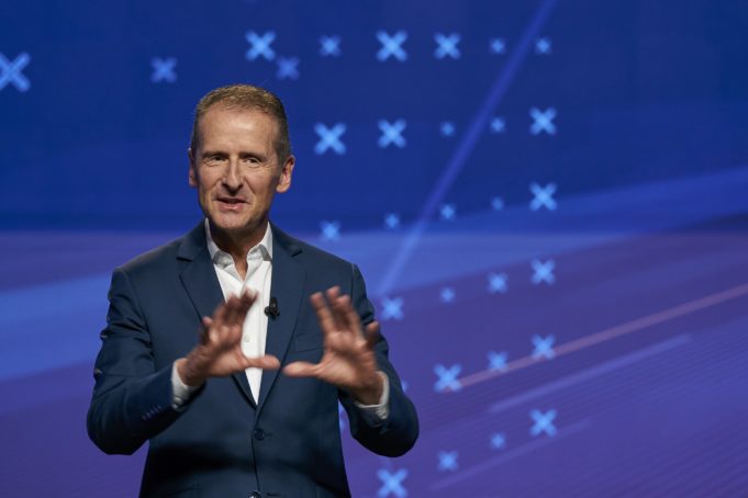 Diess (Volkswagen) ganó 10,3 millones en 2021, un 30% más por la mejora del negocio