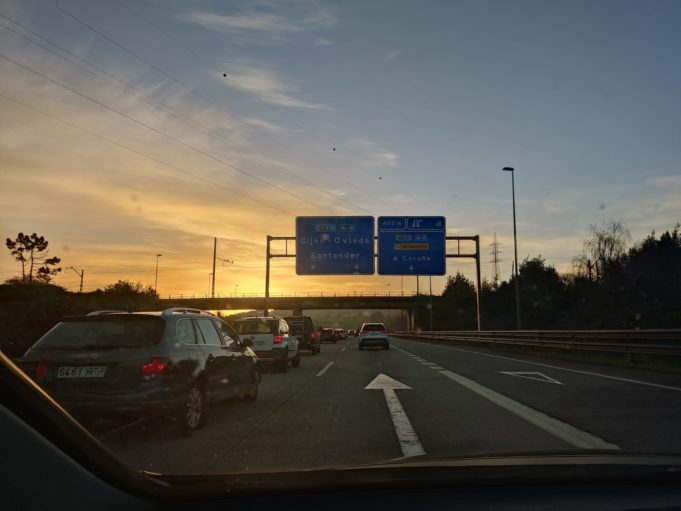 Ponle Freno alerta en su nueva campaña de que mirar el móvil es tan peligroso como ir sin cinturón o conducir bebido