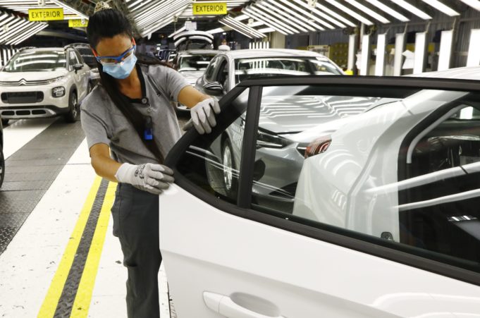 Stellantis suprime los turnos de mañana y tarde de este jueves en la línea que fabrica el Opel Corsa