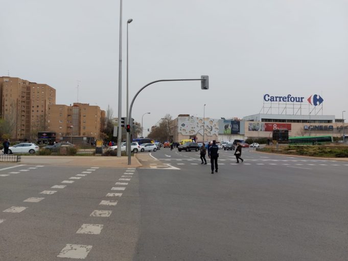 El ocupante de un coche dispara contra otro en la plaza de Alsacia