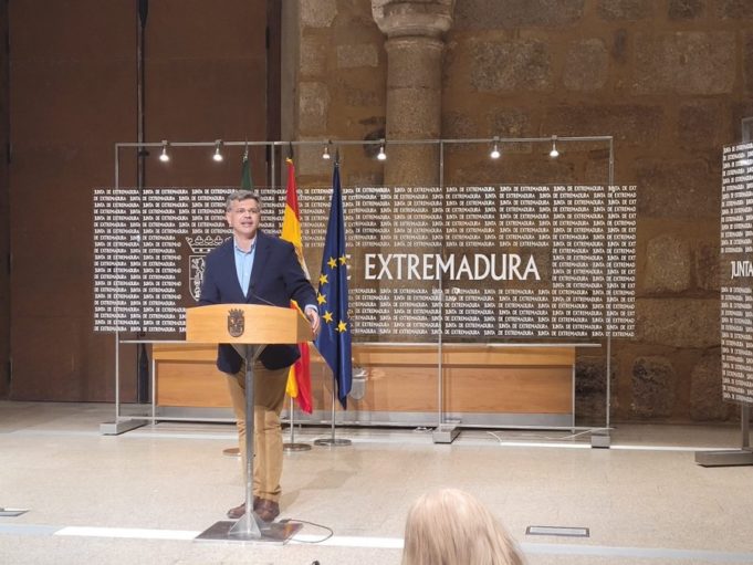 La Junta de Extremadura dice sobre la fábrica de baterías y la azucarera que ha dado “todas las facilidades del mundo”