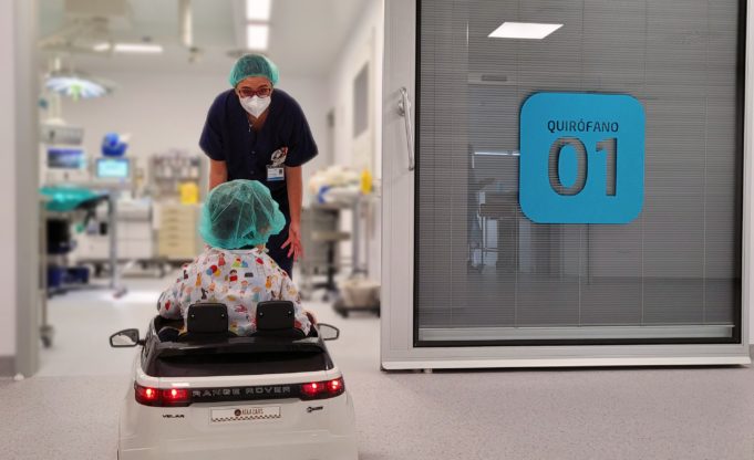 El Hospital Quirónsalud Campo de Gibraltar recibe cuatro coches eléctricos para pacientes pediátricos