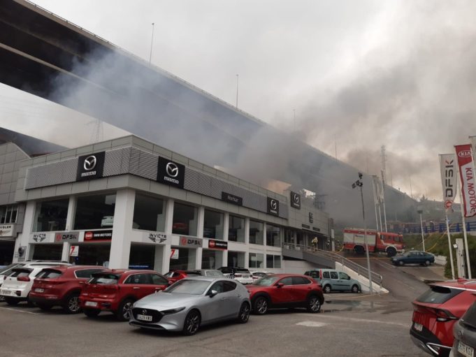 Recomiendan cerrar las ventanas en Erandio (Bizkaia) debido al denso humo generado por un incendio