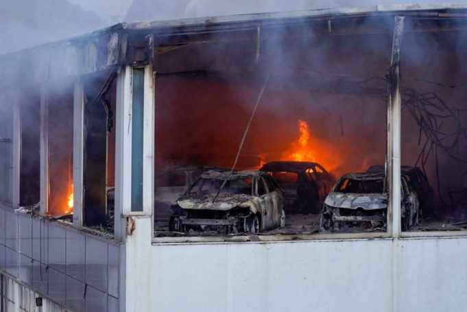 Calcinados entre 25 y 30 vehículos en el incendio de un concesionario de coches de Erandio (Bizkaia)