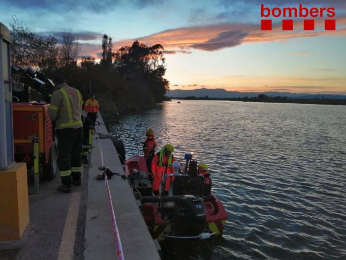 Buscan un coche que ha caído en el Ebro en Sant Jaume d’Enveja (Tarragona)