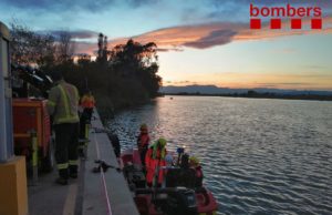 Hallan el coche que cayó en el Ebro en Sant Jaume d’Enveja (Tarragona) sin nadie dentro