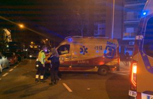 Un conductor se da a la fuga tras atropellar a tres jóvenes en Madrid, uno de ellos herido de gravedad