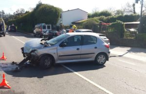Herido un motorista en una colisión con un coche que invadió el carril contrario en Bergondo (A Coruña)