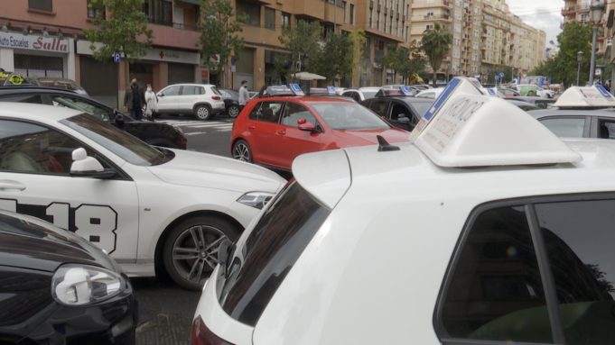 Autoescuelas valencianas protestan para pedir ayudas directas ante la subida del coste de los carburantes