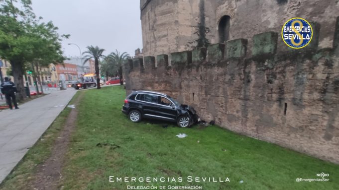 Un coche se estrella contra la Muralla de la Macarena de Sevilla y provoca cuatro heridos, uno de ellos grave