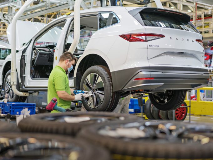 Skoda reanuda la producción del eléctrico Enyaq iV tras el parón por los ‘cuellos de botella’ logísticos