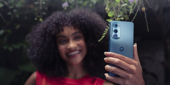 Llega el Motorola Edge 30 con 5G, dos lentes de 50 MP y pantalla OLED de 6,5 pulgadas por 499 euros