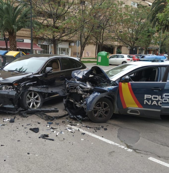 Sucesos.- Un turismo se salta un stop y colisiona con un coche policial