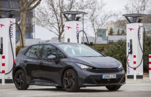 Cupra redefine el proceso de carga eléctrica del Born con la tecnología Plug & Charge