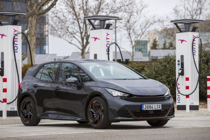 Cupra redefine el proceso de carga eléctrica del Born con la tecnología Plug & Charge
