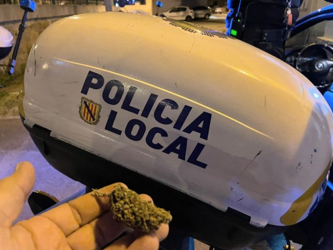 Identifican a dos personas por tenencia de drogas y denuncian un coche sin seguro